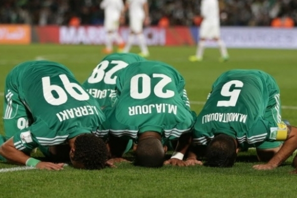Jogadores do Raja Casablanca comemoram o segundo gol contra o Atltico-MG